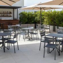 CAPRI ARM exteriérová gastro stolička, čierna